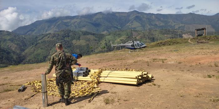 Imagen llegada materiales de obra a El Aro