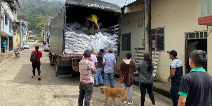 Entrega de ayuda humanitaria para familias desplazadas de los municipios de Balboa y Almaguer