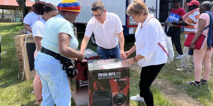 Entrega de implementos tecnológicos para el sujeto de reparación colectiva Lomitas de Santander de Quilichao.