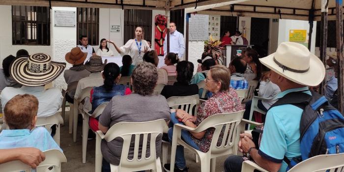 Con indemnizaciones, 664 víctimas en Antioquia podrán sobreponerse a la violencia Notificación de indemnizaciones económicas a víctimas en Dabeiba.