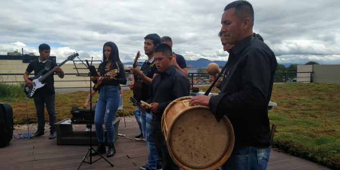 Con guitarra y tambores en mano los integrantes del grupo “Son Parqueño” intentan arrebatarle los jóvenes a la violencia