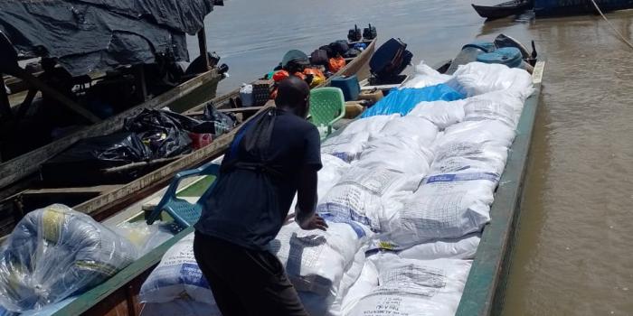 Transportando las toneladas de alimentos y elementos de aseo durante dos días desde Quibdó (Chocó) 