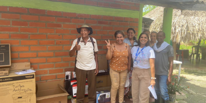 Colectivo de Turbo recibió dotaciones para fortalecer prácticas comunitarias Entrega dotaciones de comunicaciones y tecnológicas en la vereda Paquemás.