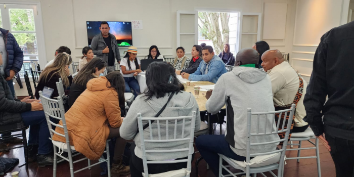 Víctimas de desplazamiento solicitan retomar atención diferencial Voceros de las víctimas de desplazamiento forzado reunidas por mesas temáticas en Bogotá.