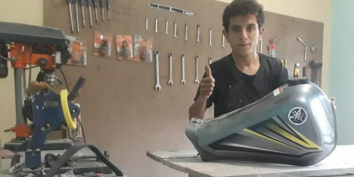 A punta de pistola y con el alma blanca Edwin Fabián víctima de reclutamiento y desplazamiento tiene taller de pintura