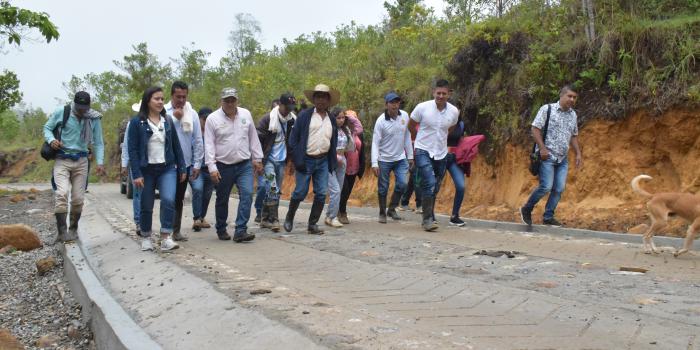 Víctimas del conflicto armado de Ataco (Tolima) reciben un tramo de placa huella.  