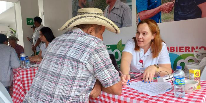 Habitantes y víctimas de Briceño (Antioquia) beneficiados con feria de oferta y servicios. 