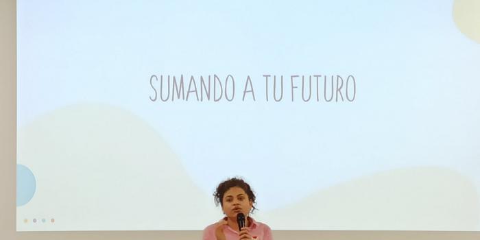 Diana Carolina Jaraba, víctima de desplazamiento, habla frente a un auditorio de su experiencia como víctima