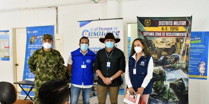 Miembros de la Unidad para las Víctimas en Casanare junto a miembros del Ejército en jornada de inscripción y registro para solicitar Libreta Militar