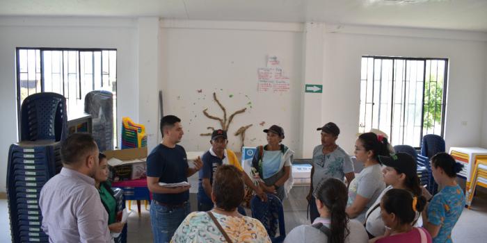 asociación víctimas de Orocué (ASOCIORO) durante la entrega del mobiliario para el Centro de desarrollo integral