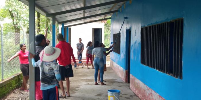 Víctimas adecuaron colegio en beneficio de su comunidad Limpieza y adecuación de una escuela de bachillerato en Caucasia