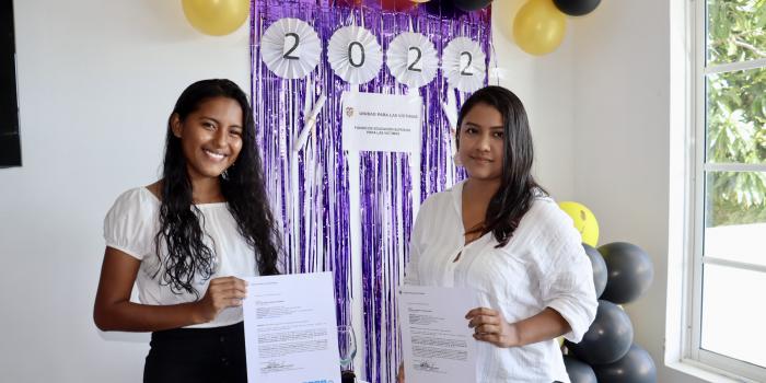 Mikelis Jannette y Ruth Esther exhiben la certificación de condonación del crédito educativo del Icetex 