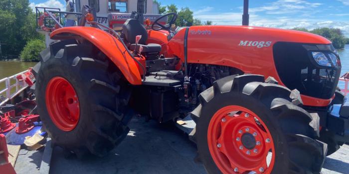 Foto de tractor que es parte de la reparación colectiva 