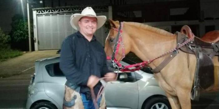 Foto de Edgar Omar Ayala Pinto posando junto a un caballo