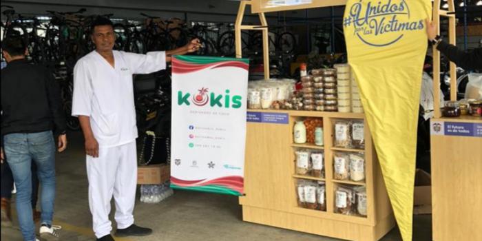 Víctimas del conflicto exponiendo sus productos durante feria de emprendimientos en Bogotá