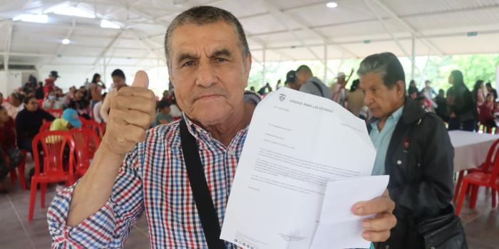Dos víctimas del conflicto armado en el sur del país recibieron indemnización oportuna José Luis Valenzuela, víctima de Nariño, agradece el pago de la medida.