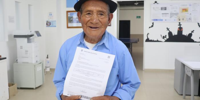 Dos víctimas del conflicto armado en el sur del país recibieron indemnización oportuna Jorge Alberto Portilla, de Orito (Putumayo), recibe su indemnización en Mocoa.