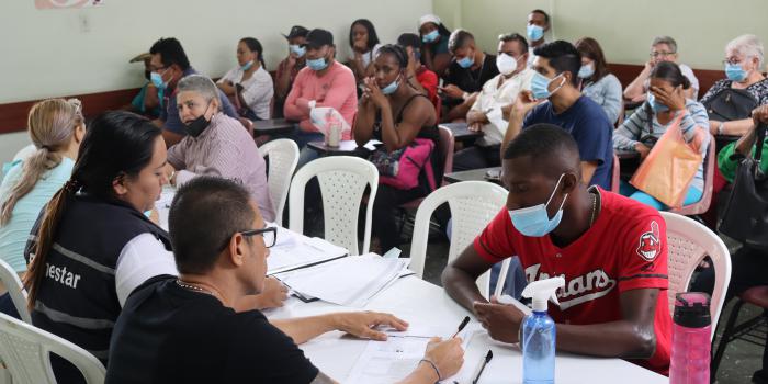 Don Fabio en la entrega de cartas de indemnización en Cali 