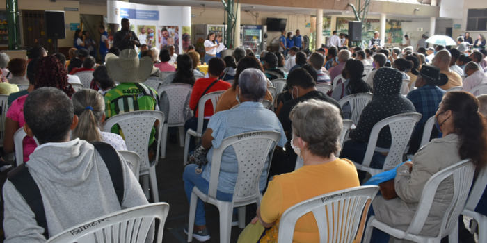 Víctimas de Antioquia en jornada de reparación, recibiendo orientación invertir las indemnizaciones de forma correcta