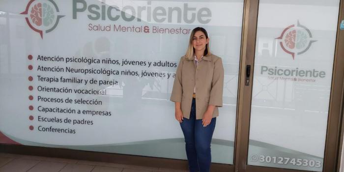 Johana Zuloaga en frente de la oficina de su empresa de servicios psicológicos, Psicoriente.