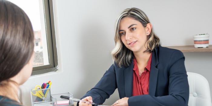 Yohana Zuloaga haciendo su trabajo en su empresa de servicios psicológicos, Psicoriente.