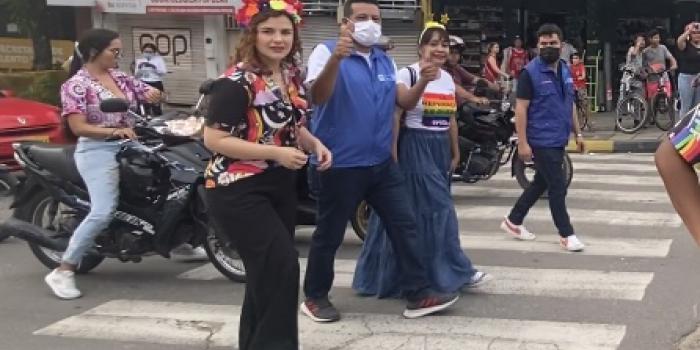 Grupos de personas en desfile del mes del orgullo LGBTIQ+