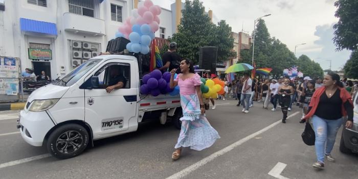 Comparsa en desfile del mes del orgullo LGBTIQ+