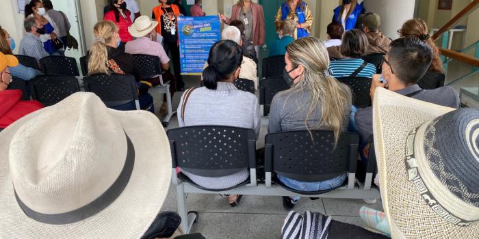 Delegados de Gobernaciones y alcaldías recibiendo las certificaciones