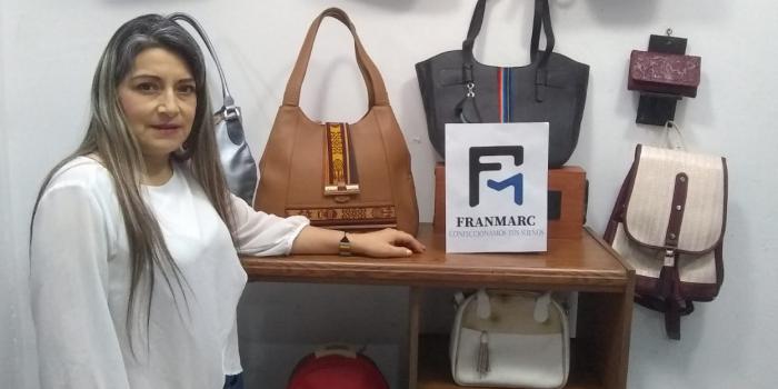 Microempresaria Mari Luna expone sus productos en feria comercial en Sabaneta. 