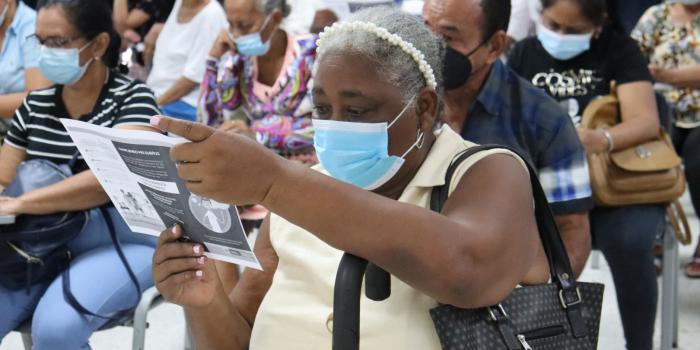 Entrega de cartas de indemnización a víctimas en Santa Marta. 