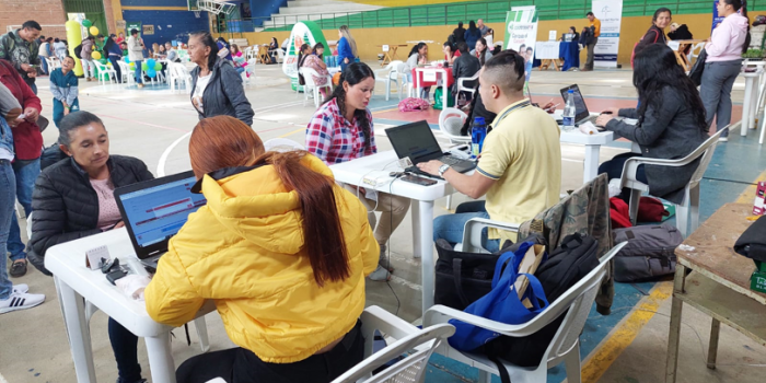 Víctimas de San Vicente Ferrer recibieron atención en feria de servicios Habitantes y víctimas de San Vicente Ferrer en (Antioquia) se beneficiaron de atención y feria de servicios.