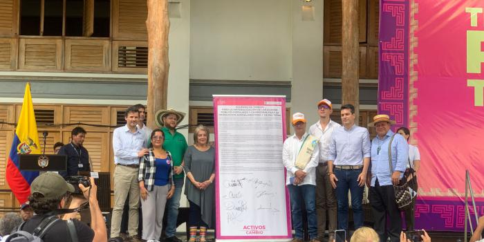 Familias campesinas en Córdoba recibieron tierras que pertenecieron a paramilitares Presidente Gustavo Petro en acto de entrega de predios a campesinos en Córdoba