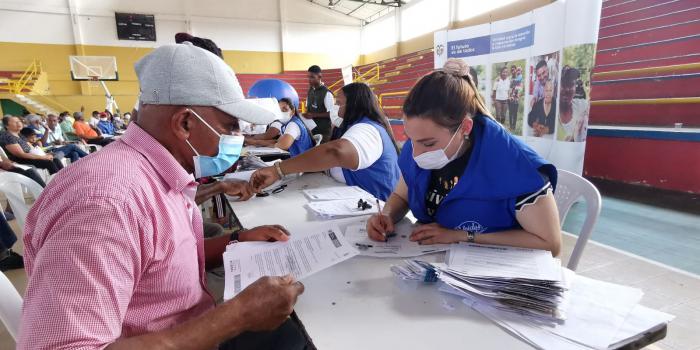 En Tumaco, 578 víctimas recibieron cartas de indemnización Víctimas firmando documentación para recibir indemnización