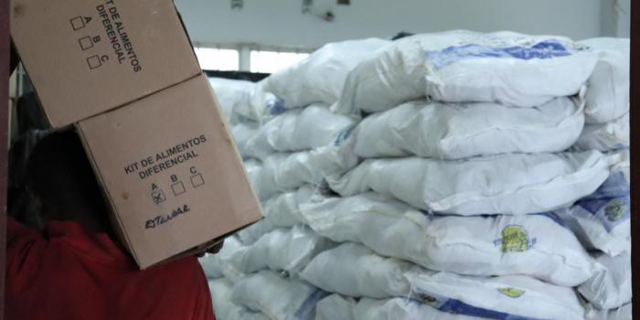 La Unidad entrega 395 kits de alimentos y aseo para familias desplazadas de Buenaventura Entrega a la Alcaldía de Buenaventura de kits con alimentos y elementos de aseo para 1.127 personas desplazadas.