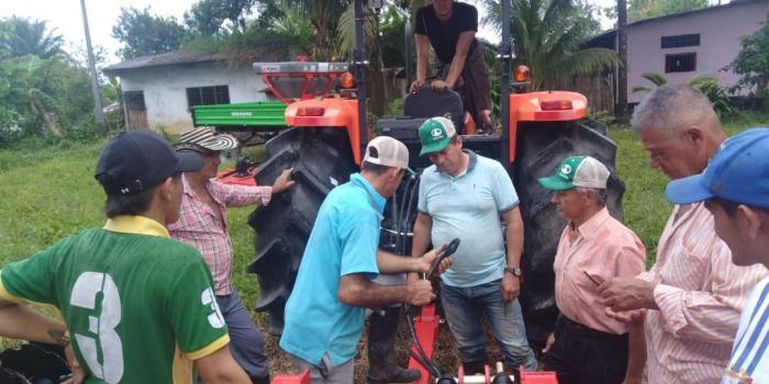Víctimas del conflicto armado reciben dos tractores en Belén de los Andaquíes Las comunidades de Portal la Mono y Puerto Torres recibieron dos tractores.