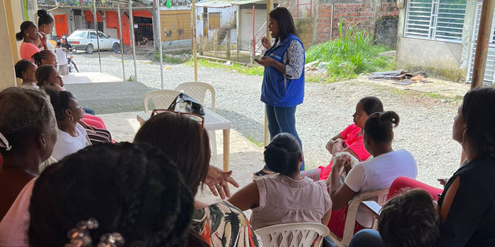 Dictando taller a mujeres víctimas