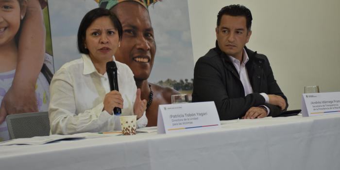Directora de la Unidad para las Víctimas, Patricia Tobón Yagarí, en rueda de prensa sobre irregularidades del Fondo para la Reparación a las Víctimas, junto a Andrés Idárraga Franco, secretario de Transparencia de la Presidencia. 