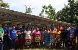 Comunidad del Resguardo Indígena Cuti posando frente a los páneles solares