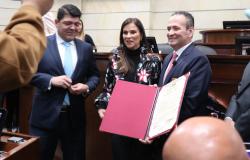 Director de la Unidad para las Víctimas, Ramón Rodríguez, recibiendo condecoración en el Congreso de la República