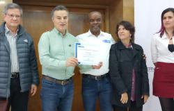 Funcionarios de Unidad y entes territoriales de Antioquia en entrega de certificación a municipios de Antioquia por su trabajo en favor de la población afectada por el conflicto