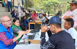 Habitantes y víctimas de San Carlos (Antioquia) beneficiarios de atención y feria de servicios.