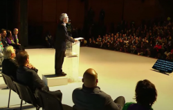 Francisco José de Roux dirigiéndose al auditorio en entrega de Informe de Comisión de la Verdad