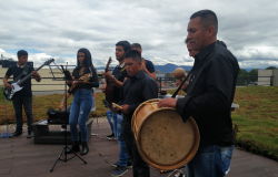 Con guitarra y tambores en mano los integrantes del grupo “Son Parqueño” intentan arrebatarle los jóvenes a la violencia