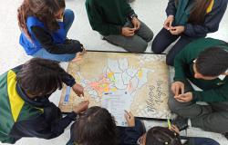Estudiantes de la institución educativa Gerardo Paredes (IED) de la localidad de Suba en presentación de las “Bitácoras Viajeras en el Colegio”