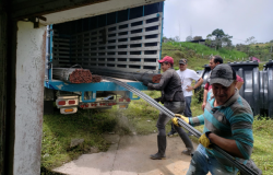 En El Congal reciben materiales para la construcción de la placa huella.   