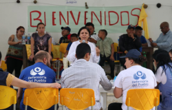 Unit for the Victims director, Partricia Tobon Yagari, in the meeting woth the Embera Community of alto Bajado, Choco.d para las Victimas y entidades del Estado con el pueblo embera katío del Resguardo Tahami del Alto Andágueda. 