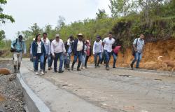 Víctimas del conflicto armado de Ataco (Tolima) reciben un tramo de placa huella.  