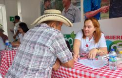 Habitantes y víctimas de Briceño (Antioquia) beneficiados con feria de oferta y servicios. 