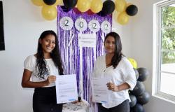 Mikelis Jannette y Ruth Esther exhiben la certificación de condonación del crédito educativo del Icetex 