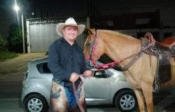 Foto de Edgar Omar Ayala Pinto posando junto a un caballo